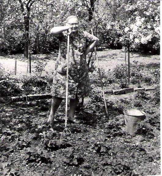 Meine Oma in ihrem Garten