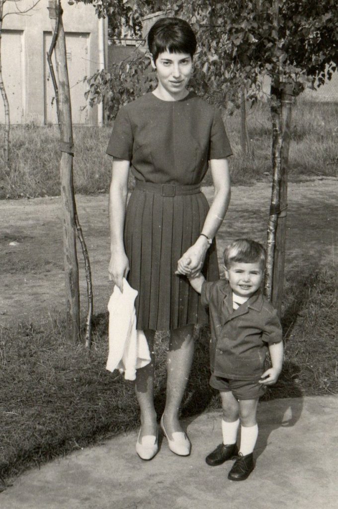 Meine Mutter mit mir vor der Kulturstätte